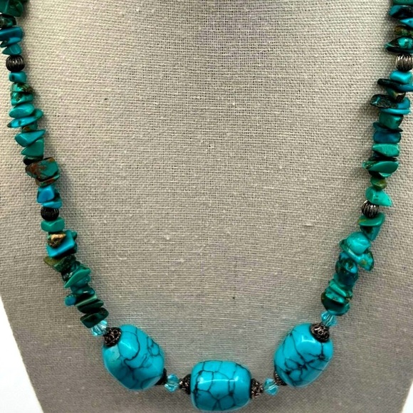 Vintage Jewelry - Vintage Geniune Turquoise & Howlite Beaded Necklace